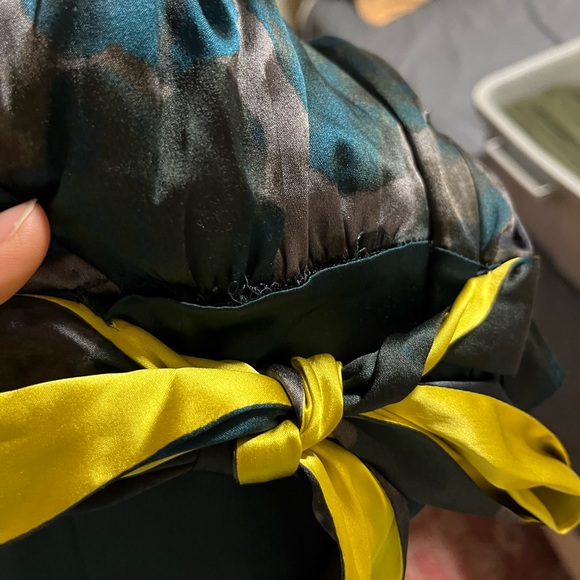 Elie Tahari vintage silk top 💛💚 - Picture 8 of 9